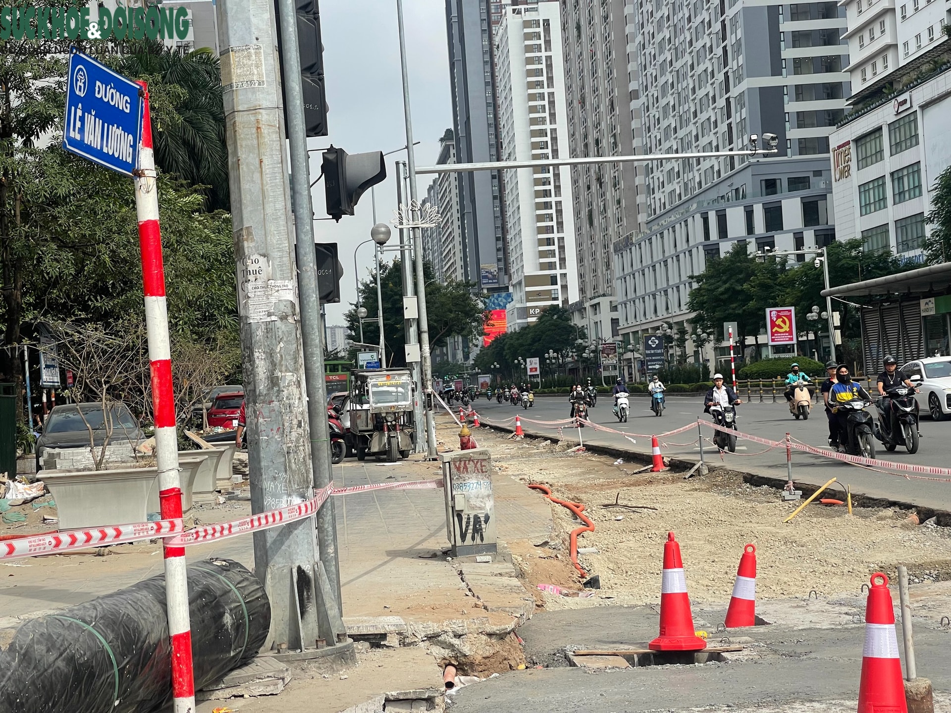 Hà Nội: Xén vỉa hè, di dời cây xanh mở rộng nút giao Lê Văn Lương - Hoàng Minh Giám- Ảnh 1.