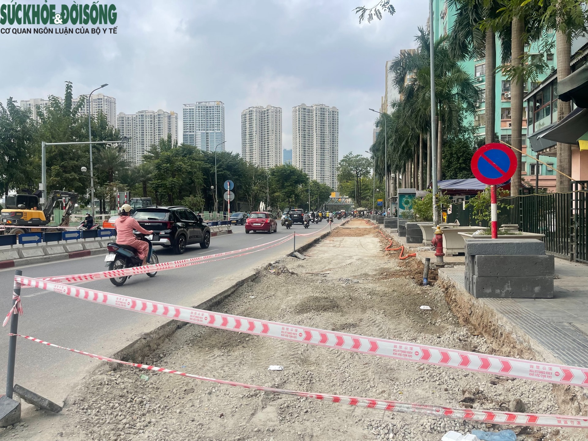 Hà Nội: Xén vỉa hè, di dời cây xanh mở rộng nút giao Lê Văn Lương - Hoàng Minh Giám- Ảnh 4.