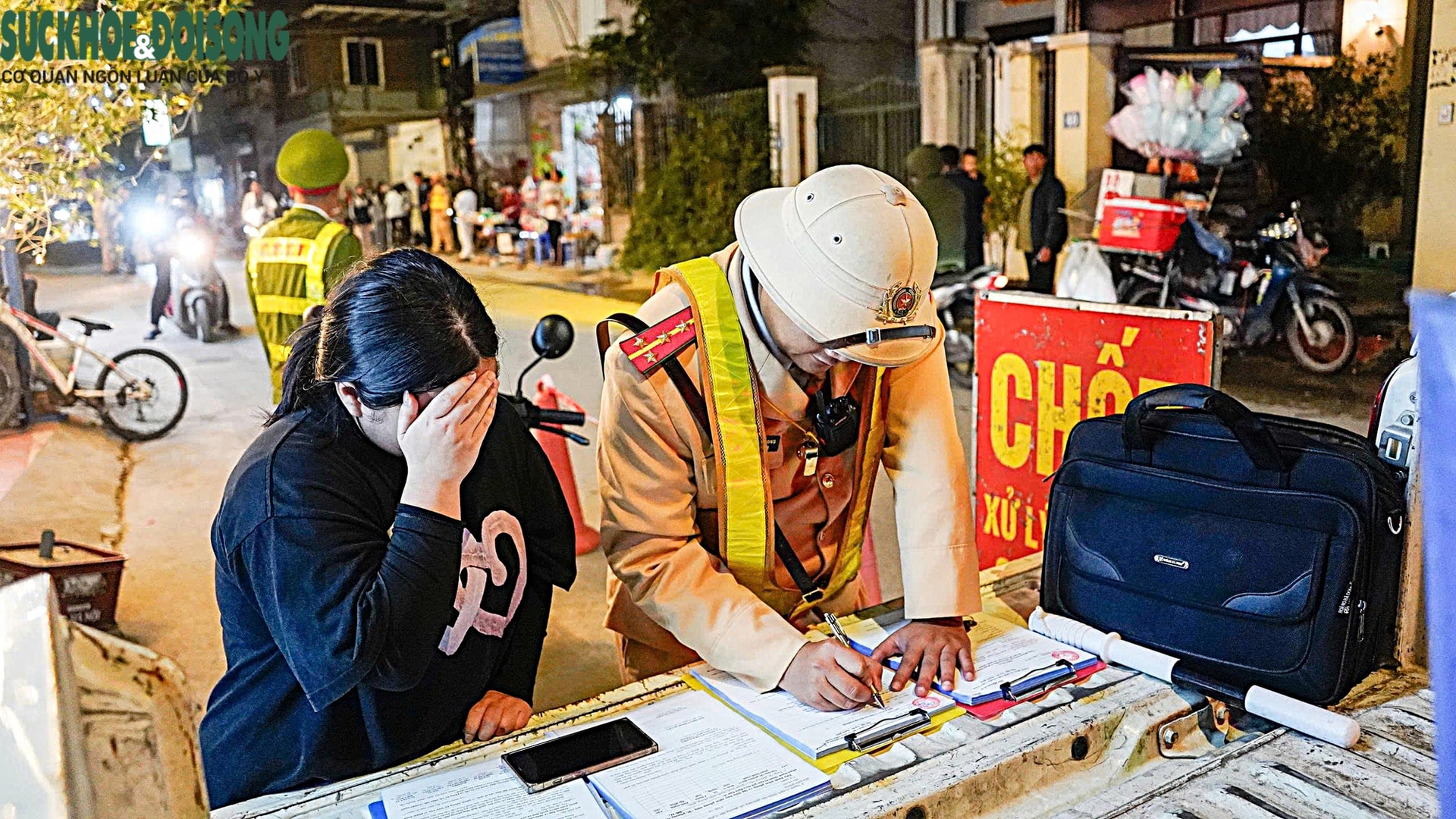 ‘Mắt thần’ camera AI hỗ trợ cảnh sát giao thông tuần tra điểm nóng đêm Noel- Ảnh 3.