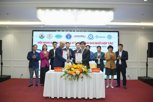 Servier Việt Nam đồng hành cùng ngành y tế Thanh Hóa về triển khai đề án Control Rate – As One: Hướng tới kiểm soát toàn diện bệnh lý mạn tính- Ảnh 1. Servier Việt Nam đồng hành cùng ngành y tế Thanh Hóa về triển khai đề án Control Rate – As One: Hướng tới kiểm soát toàn diện bệnh lý mạn tính- Ảnh 1.