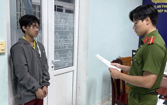 Tạm giữ đối tượng 17 tuổi cướp vé số của người khuyết tật- Ảnh 1. Tạm giữ đối tượng 17 tuổi cướp vé số của người khuyết tật- Ảnh 1.