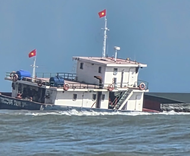 Ứng cứu ngư dân gãy 2 chân khi tàu cá gặp nạn trên biển- Ảnh 3.