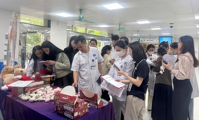 Ngân hàng HSBC tri ân y bác sĩ Bệnh viện Hữu Nghị dịp Giáng sinh- Ảnh 1.