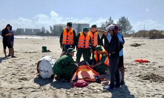 Ứng cứu ngư dân gãy 2 chân khi tàu cá gặp nạn trên biển- Ảnh 1.