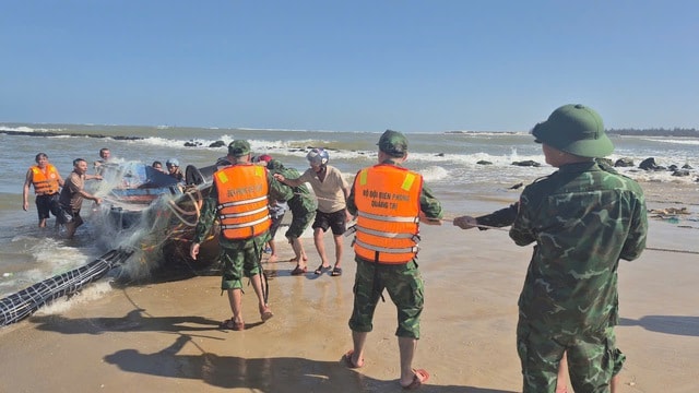 Ứng cứu ngư dân gãy 2 chân khi tàu cá gặp nạn trên biển- Ảnh 2.