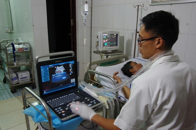 Một ngư dân bị viêm bàng quang xuất huyết khi đang đánh bắt hải sản- Ảnh 2.