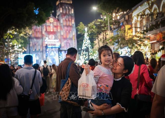 Hà Nội: Người dân đổ về các nhà thờ, khu vui chơi chờ đón đêm Giáng sinh năm 2025- Ảnh 2.