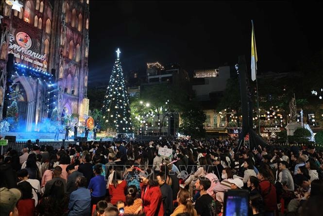 Hà Nội: Người dân đổ về các nhà thờ, khu vui chơi chờ đón đêm Giáng sinh năm 2025- Ảnh 11.