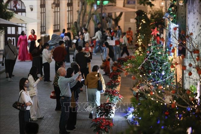 Hà Nội: Người dân đổ về các nhà thờ, khu vui chơi chờ đón đêm Giáng sinh năm 2025- Ảnh 5.