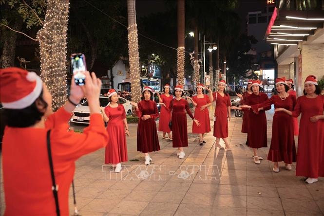 Hà Nội: Người dân đổ về các nhà thờ, khu vui chơi chờ đón đêm Giáng sinh năm 2025- Ảnh 9.