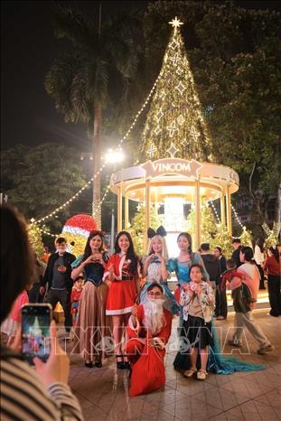 Hà Nội: Người dân đổ về các nhà thờ, khu vui chơi chờ đón đêm Giáng sinh năm 2025- Ảnh 10.