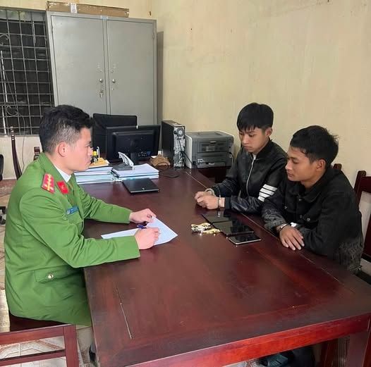 Chui qua lỗ thông gió vào cửa hàng, 2 thanh niên trộm 11 điện thoại và 5 đồng hồ- Ảnh 1.