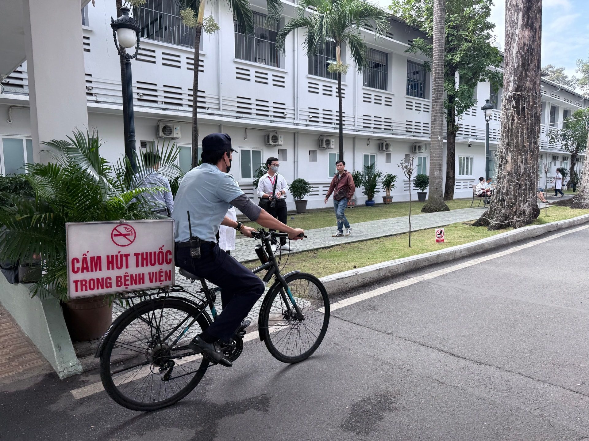 Từng bước đưa tiêu chí cơ sở y tế không khói thuốc lá' thành nội dung thường xuyên trong đánh giá chất lượng bệnh viện- Ảnh 5.