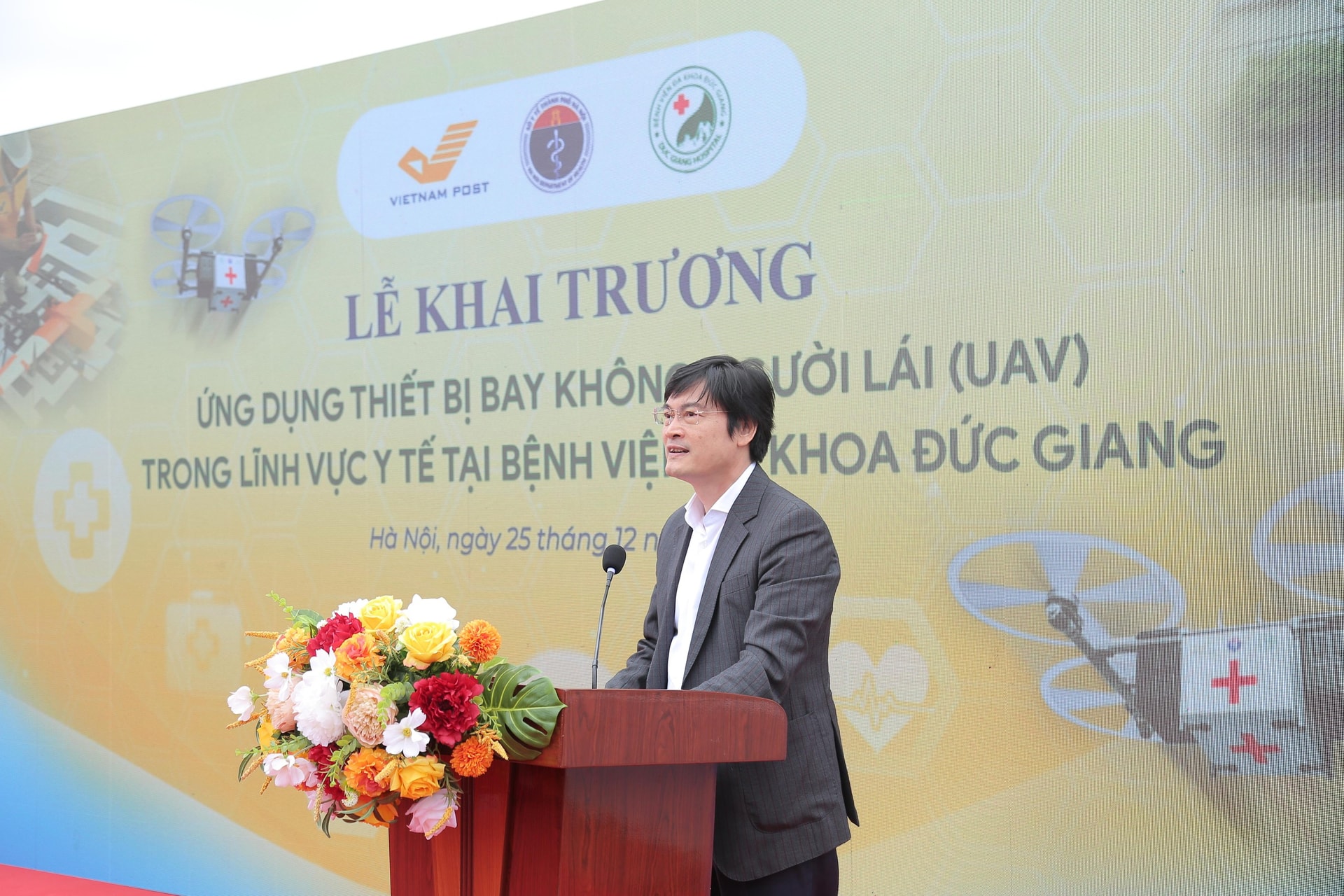 Bệnh viện đầu tiên thí điểm dùng thiết bị bay không người lái vận chuyển bệnh phẩm, thuốc- Ảnh 1.