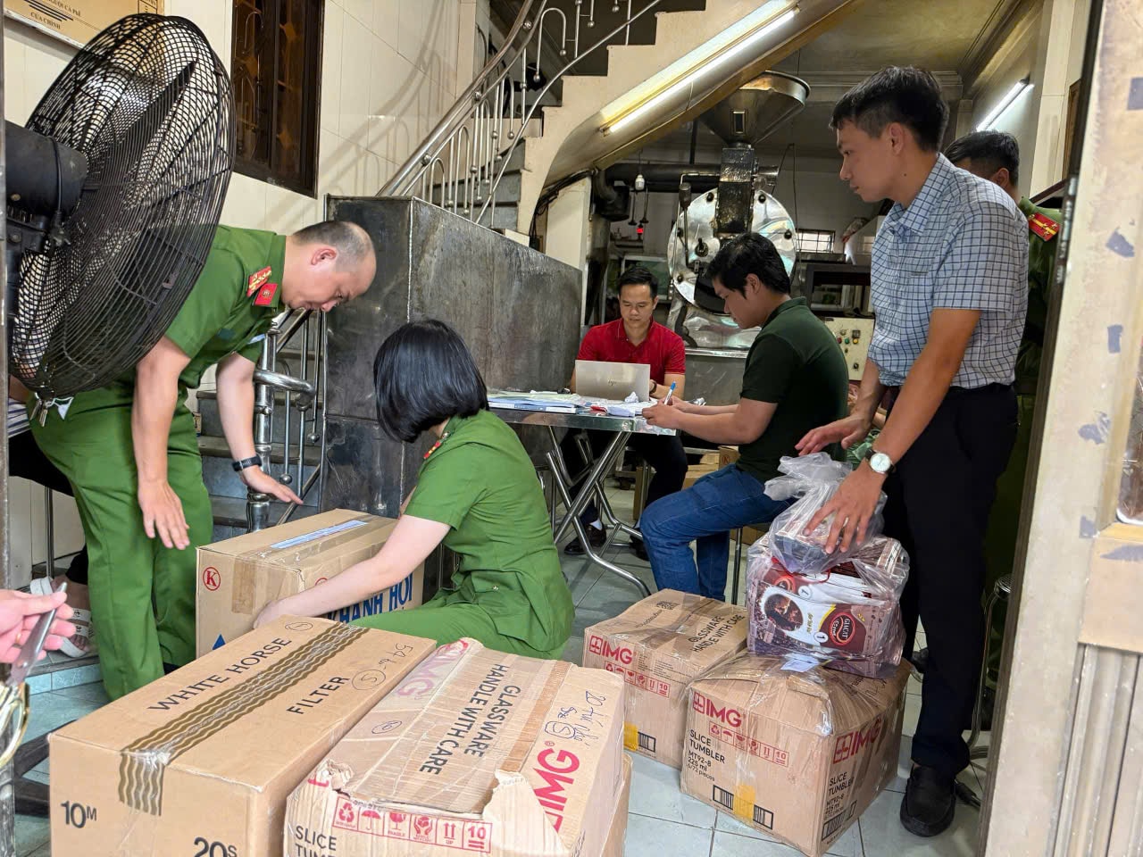 Huế xử phạt nhiều vụ vi phạm an toàn thực phẩm, giám sát chặt cơ sở chế biến, kinh doanh- Ảnh 1.