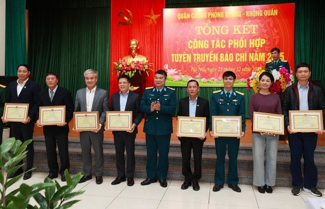 Báo Sức khỏe và Đời sống góp phần lan tỏa hình ảnh người lính Không quân trong thời kỳ mới- Ảnh 3. Báo Sức khỏe và Đời sống góp phần lan tỏa hình ảnh người lính Không quân trong thời kỳ mới- Ảnh 3.