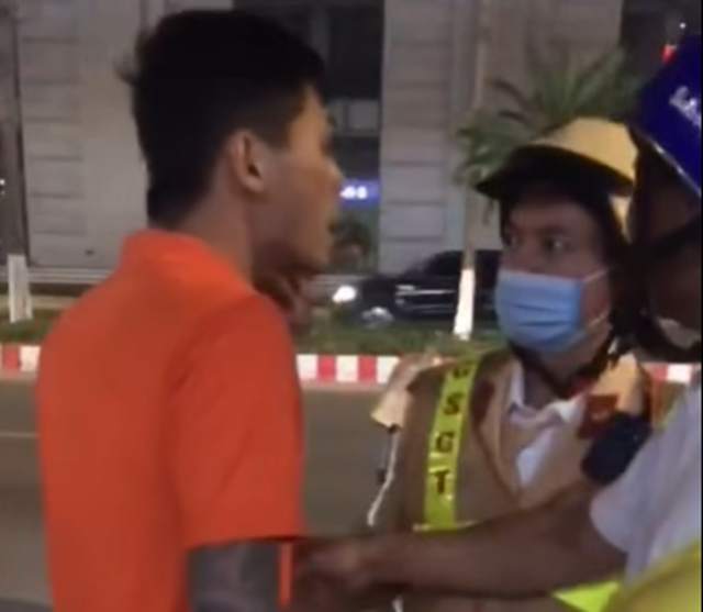 Khởi tố đối tượng hành hung CSGT khi bị kiểm tra nồng độ cồn - Ảnh 1. Khởi tố đối tượng hành hung CSGT khi bị kiểm tra nồng độ cồn - Ảnh 1.