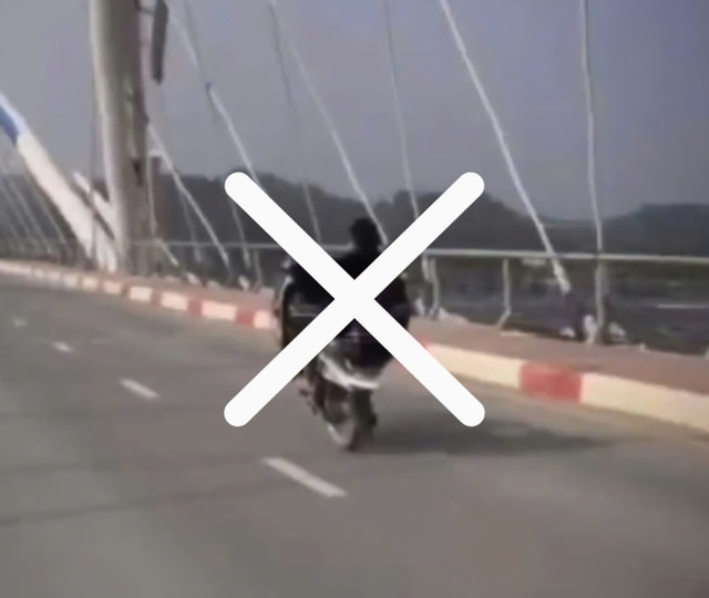 Tịch thu phương tiện của thanh niên 17 tuổi điều khiển xe máy không bằng lái, 'bốc đầu' xe- Ảnh 1. Tịch thu phương tiện của thanh niên 17 tuổi điều khiển xe máy không bằng lái, 'bốc đầu' xe- Ảnh 1.