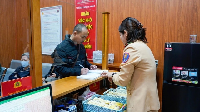 Một tuần, Hà Nội xử lý gần 10.000 hồ sơ cấp đổi giấy phép lái xe- Ảnh 2. Một tuần, Hà Nội xử lý gần 10.000 hồ sơ cấp đổi giấy phép lái xe- Ảnh 2.