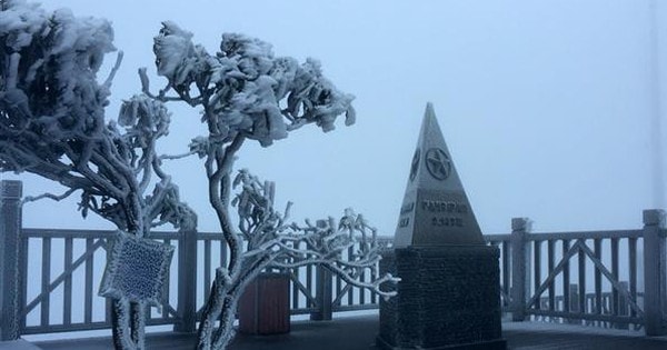 Băng phủ trắng đỉnh Fansipan trong ngày Giáng sinh 2025 