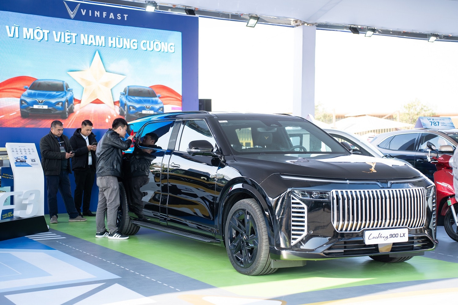 Mẫu Lạc Hồng 900 LX là tâm điểm được nhiều người tham quan nhắc đến. (Ảnh: Vinfast)