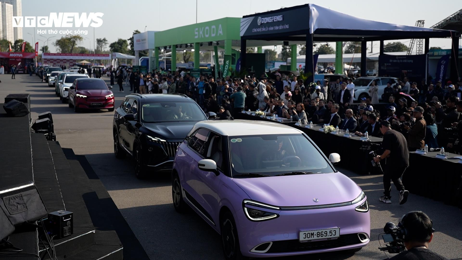 Triển lãm mở màn với phần diễu hành của các hãng xe tham gia. (Ảnh: Hùng Cường)