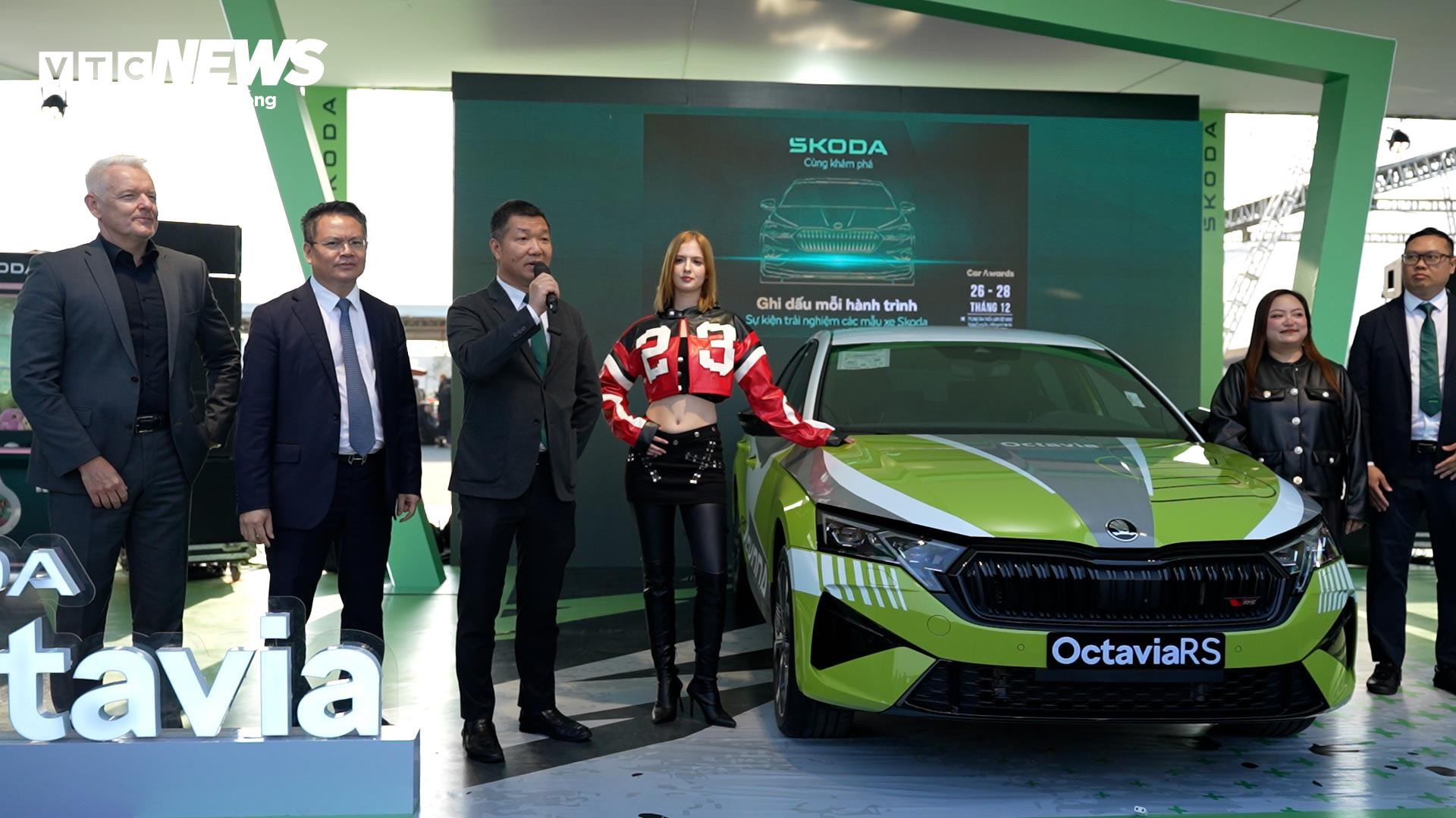 Ông Đàm Đình Thông, Tổng Giám Đốc Skoda Việt Nam, chia sẻ về các mẫu xe mới nhất của hãng xe CH Séc đang nhập khẩu và lắp ráp trong nước mang tới cho người tham gia trải nghiệm tại triển lãm. (Ảnh: Hùng Cường)