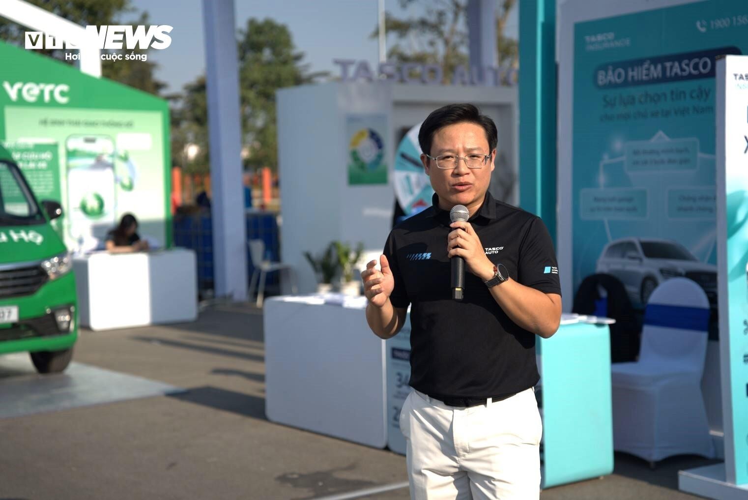 Ông Hoàng Anh Tuấn, Tổng giám đốc Tasco Auto, chia sẻ tại triển lãm về hệ sinh thái từ phân phối, bảo hiểm và dịch vụ cứu hộ VETC vừa mới ra mắt cùng ngày. (Ảnh: Hùng Cường)