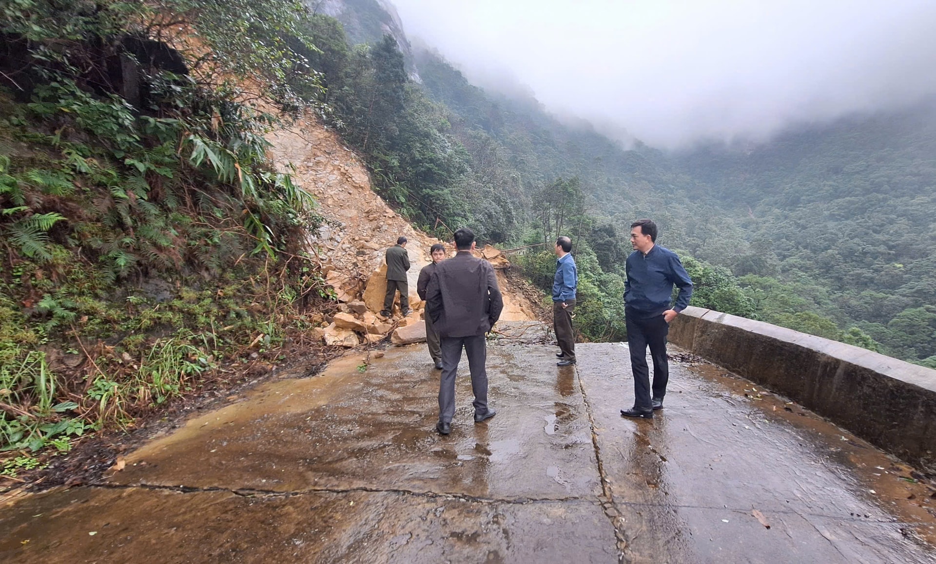 Đường lên đỉnh Bạch Mã bị sạt lở 'xé đôi', công tác bảo vệ rừng gặp khó- Ảnh 2.