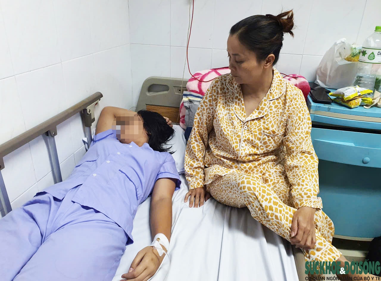 Người mẹ 'chết điếng' khi thấy clip con gái bị đánh hội đồng- Ảnh 1.