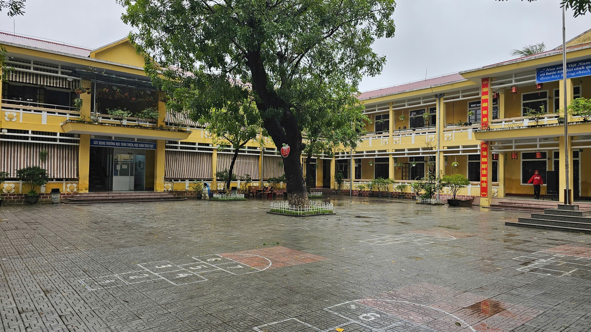 Nhiều học sinh ở Huế có biểu hiện nôn khi ăn bán trú, nhà trường nói gì?- Ảnh 1.