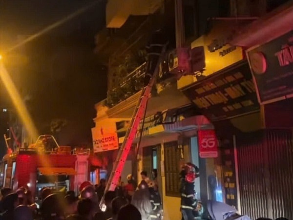Hà Nội: Giải cứu người kẹt trong căn nhà 4 tầng bị cháy trong đêm- Ảnh 1. Hà Nội: Giải cứu người kẹt trong căn nhà 4 tầng bị cháy trong đêm- Ảnh 1.