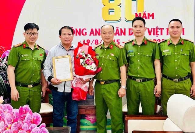 Vụ người phụ nữ bị đâm giữa đường ở Đà Nẵng: Khen thưởng công dân dũng cảm- Ảnh 1. Vụ người phụ nữ bị đâm giữa đường ở Đà Nẵng: Khen thưởng công dân dũng cảm- Ảnh 1.