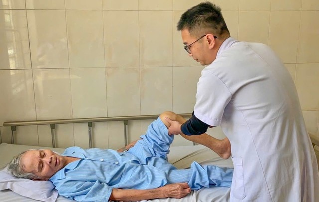 Bệnh viện Chấn thương Chỉnh hình Nghệ An: Khẳng định uy tín trong điều trị gãy cổ xương đùi ở người cao tuổi- Ảnh 3. Bệnh viện Chấn thương Chỉnh hình Nghệ An: Khẳng định uy tín trong điều trị gãy cổ xương đùi ở người cao tuổi- Ảnh 3.
