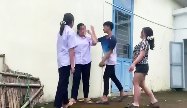 Người mẹ 'chết điếng' khi thấy clip con gái bị đánh hội đồng- Ảnh 2.