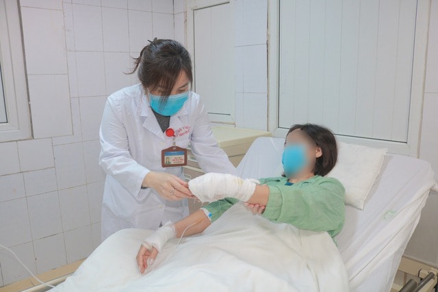 Dùng hóa chất xử trí tắc, bồn cầu phát nổ, người phụ nữ phải nhập viện vì bị bỏng nặng- Ảnh 1. Dùng hóa chất xử trí tắc, bồn cầu phát nổ, người phụ nữ phải nhập viện vì bị bỏng nặng- Ảnh 1.