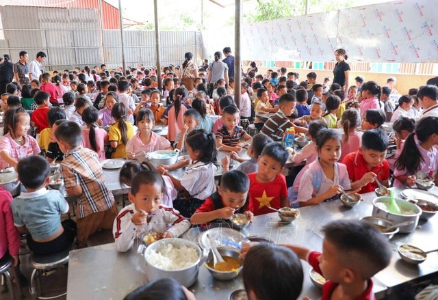 Từ nay, mỗi học sinh vùng biên được hỗ trợ 450.000 đồng và 8 kg gạo 1 tháng- Ảnh 1.