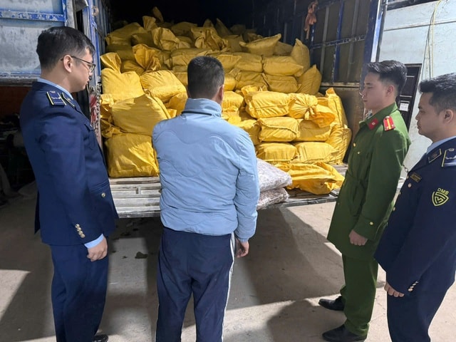 Phát hiện gần 12 tấn chân gà đông lạnh không rõ nguồn gốc tại Cao Bằng- Ảnh 1.