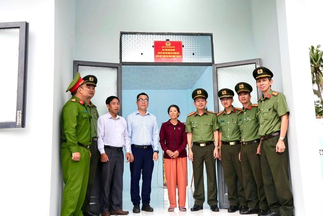Công an tỉnh Khánh Hòa bàn giao căn nhà thứ 11 trong 'Chiến dịch Quang Trung'- Ảnh 1.
