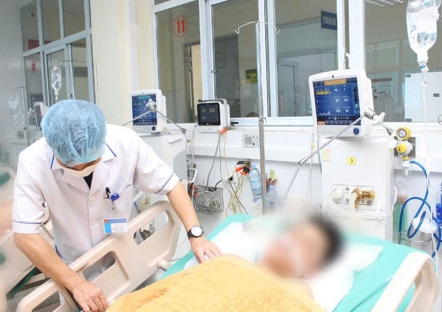 Giải rượu tại nhà bằng truyền dịch, nam thanh niên bị hôn mê- Ảnh 1.