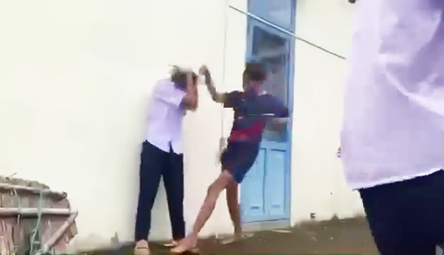 Phẫn nộ clip nữ sinh lớp 8 ở Đà Nẵng bị bạn đánh hội đồng- Ảnh 2.