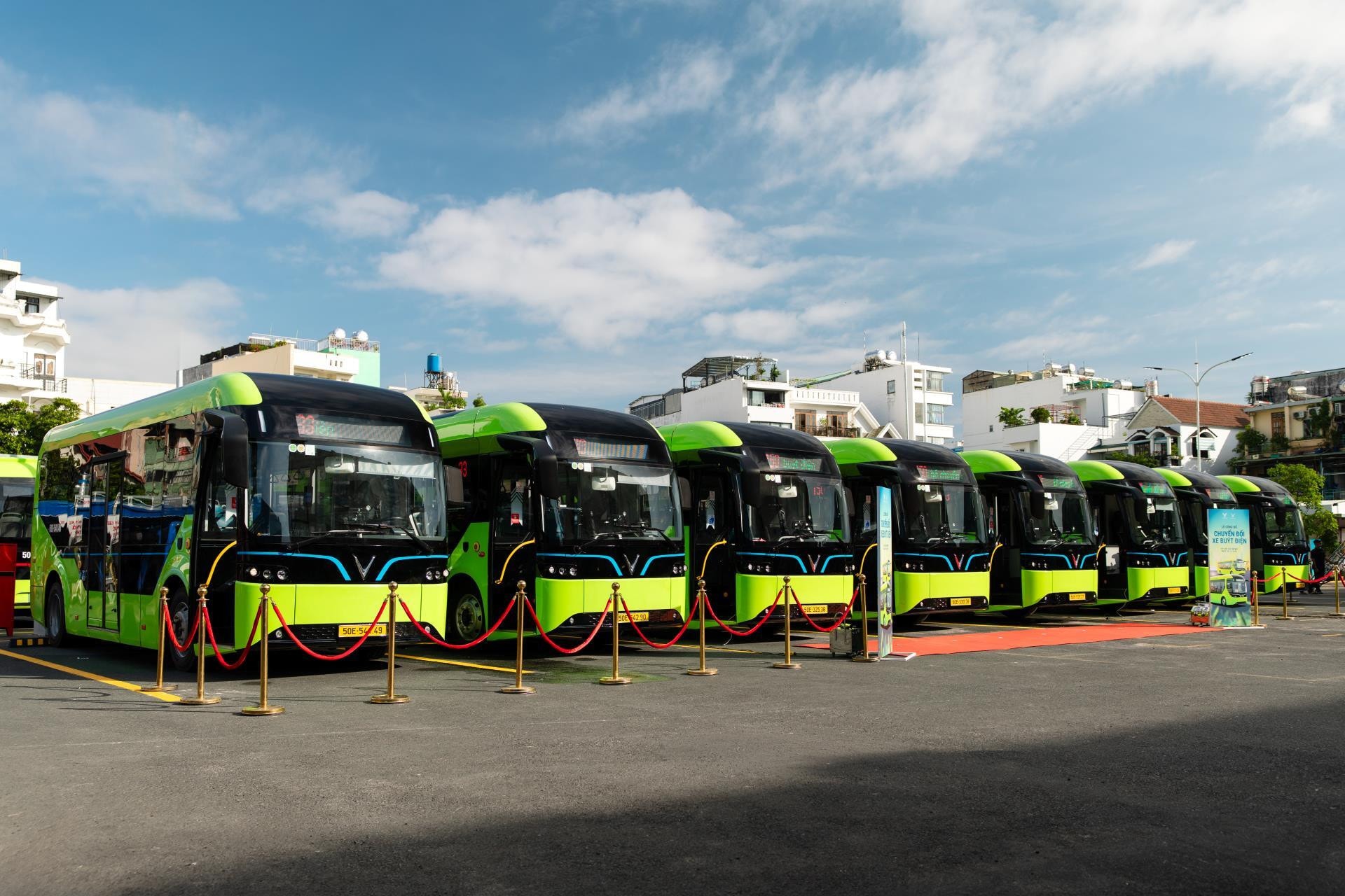 58 xe buýt điện VinFast EB 8 sẽ đi vào hoạt động trên hai tuyến 33 và 150 từ ngày 27/12