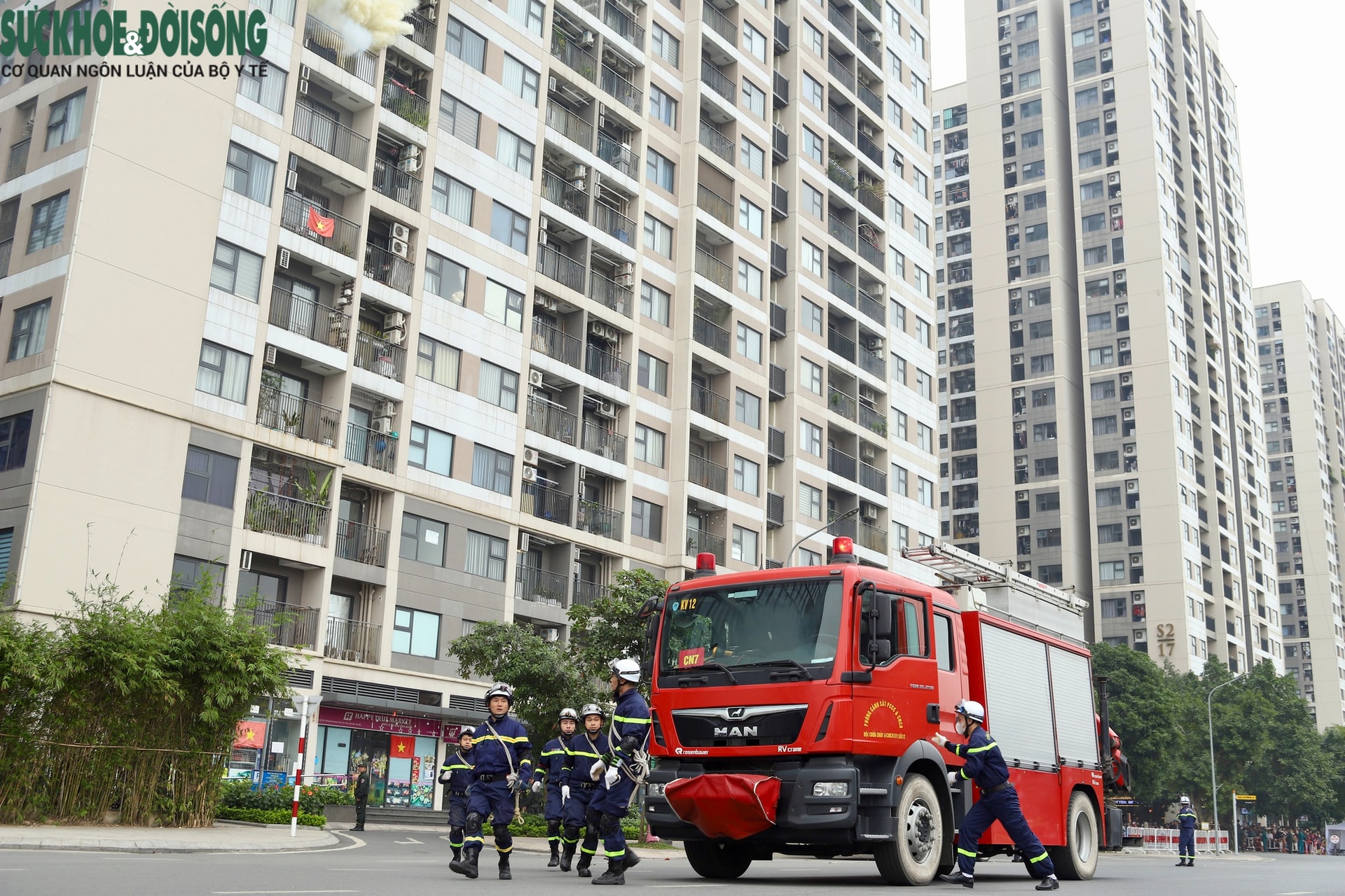 Trực thăng tham gia diễn tập chữa cháy, cứu nạn quy mô 4000 người ở Hà Nội- Ảnh 2.