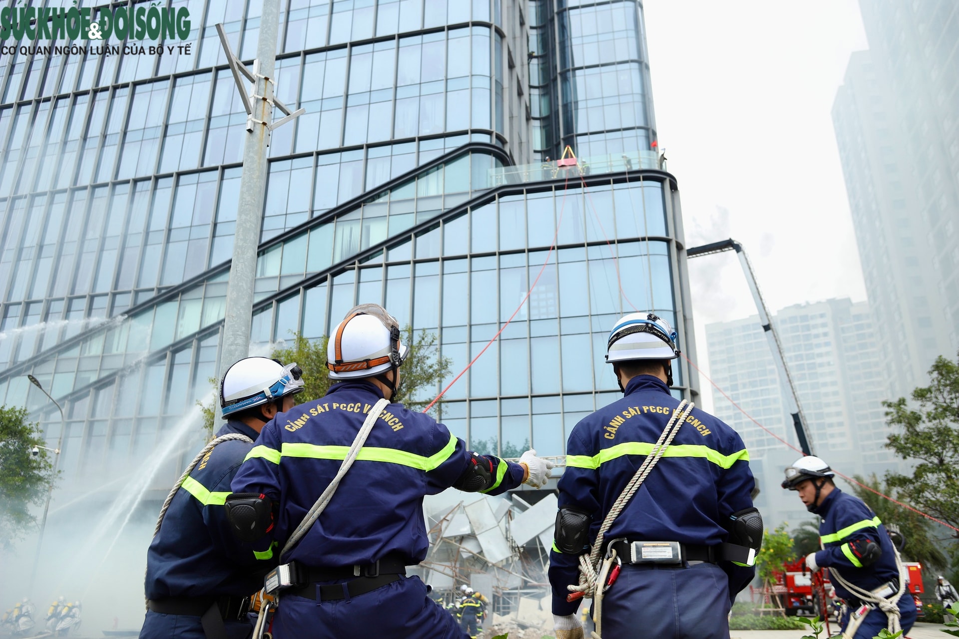 Trực thăng tham gia diễn tập chữa cháy, cứu nạn quy mô 4000 người ở Hà Nội- Ảnh 7.