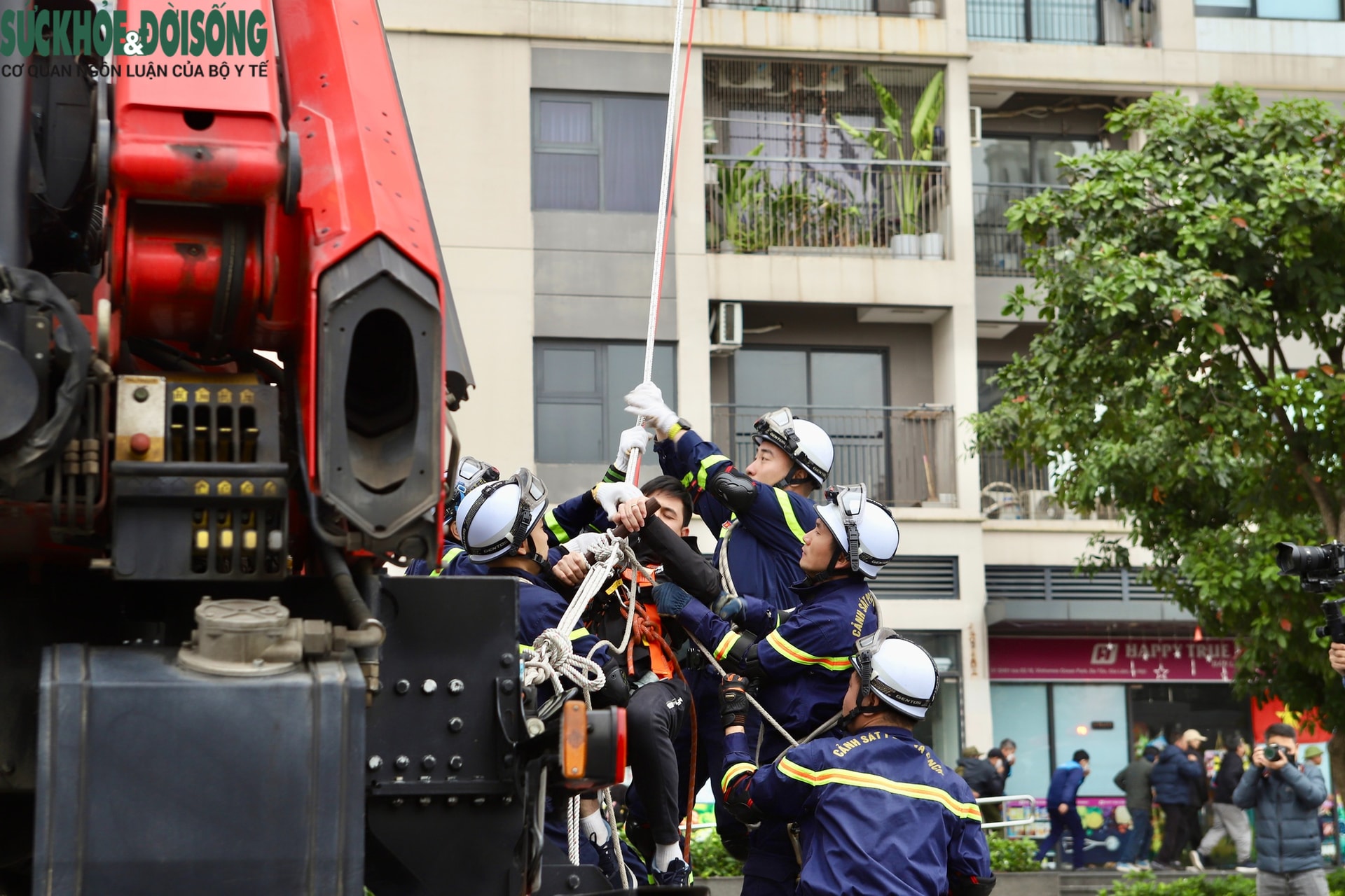 Trực thăng tham gia diễn tập chữa cháy, cứu nạn quy mô 4000 người ở Hà Nội- Ảnh 8.