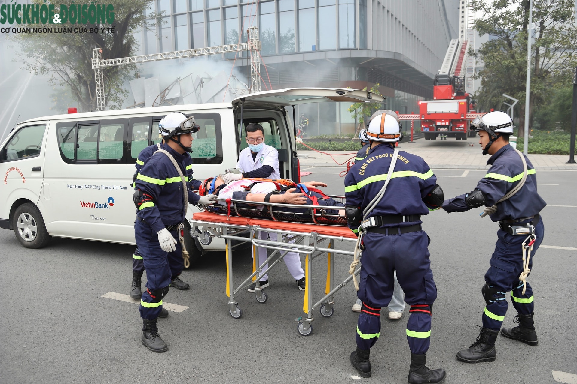 Trực thăng tham gia diễn tập chữa cháy, cứu nạn quy mô 4000 người ở Hà Nội- Ảnh 12.