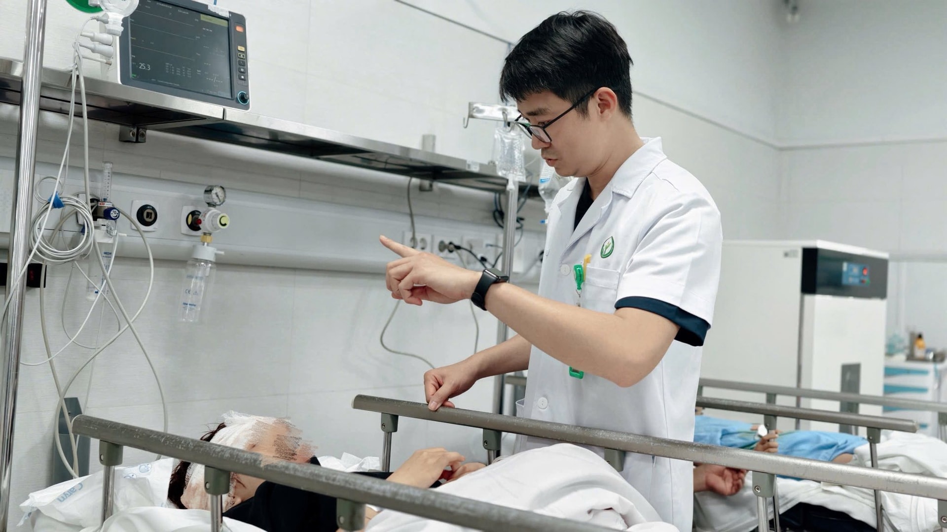 Bác sĩ Bạch Mai, Việt Đức theo dõi sát sao sức khoẻ 9 nạn nhân vụ tai nạn thảm khốc ở Lào Cai- Ảnh 2.