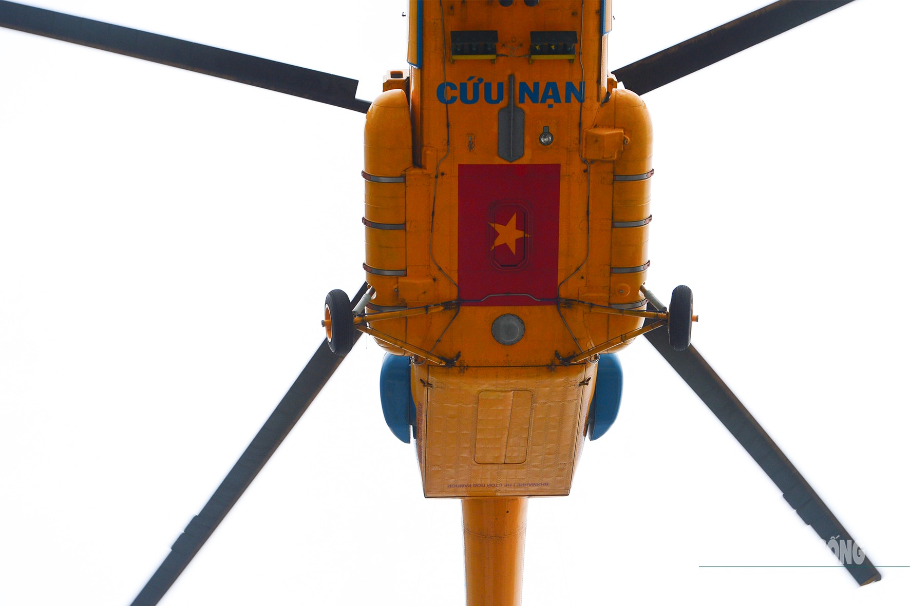 Mãn nhãn hình ảnh trực thăng diễn tập cứu nạn trên nóc nhà cao tầng- Ảnh 2.