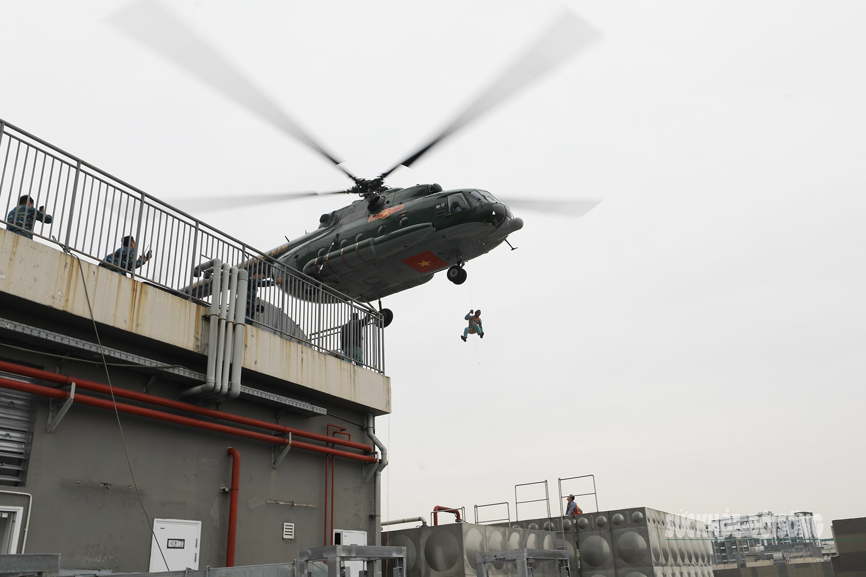 Mãn nhãn hình ảnh trực thăng diễn tập cứu nạn trên nóc nhà cao tầng- Ảnh 13.