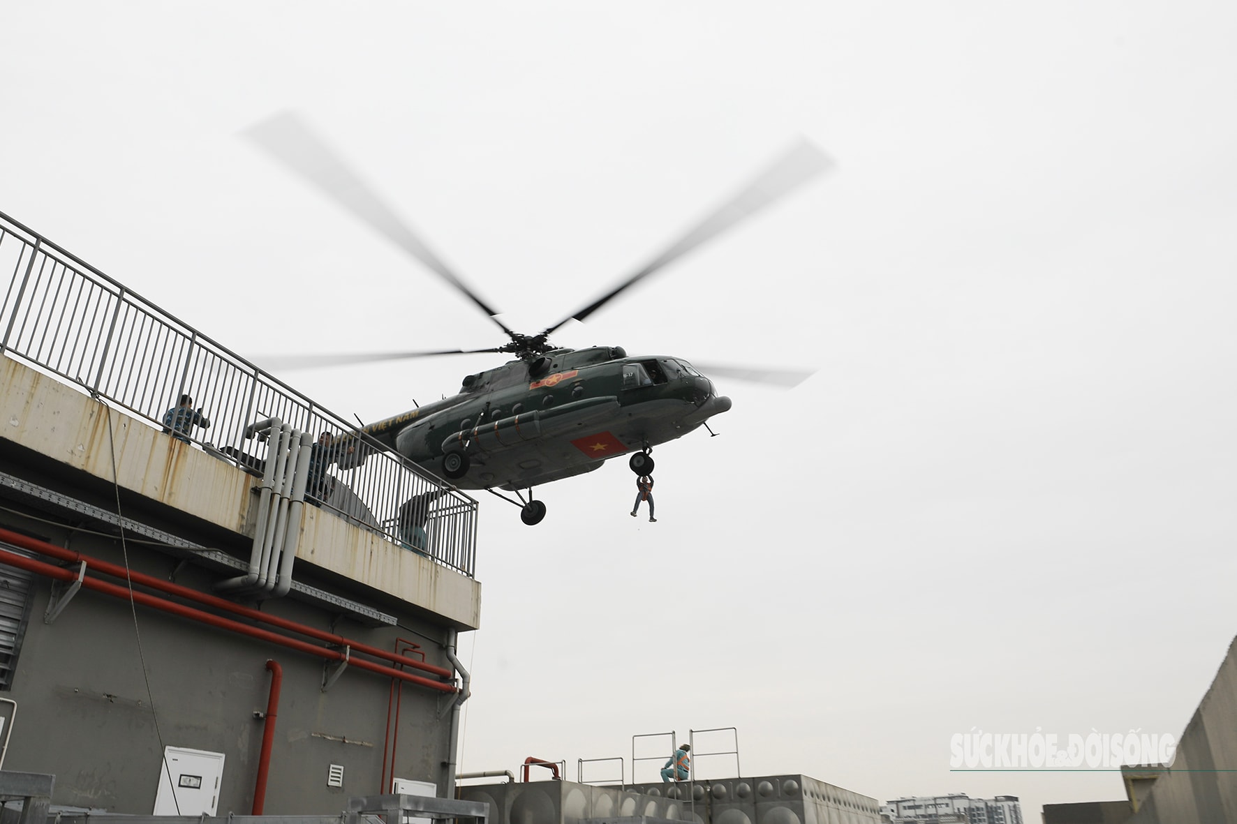 Mãn nhãn hình ảnh trực thăng diễn tập cứu nạn trên nóc nhà cao tầng- Ảnh 4.
